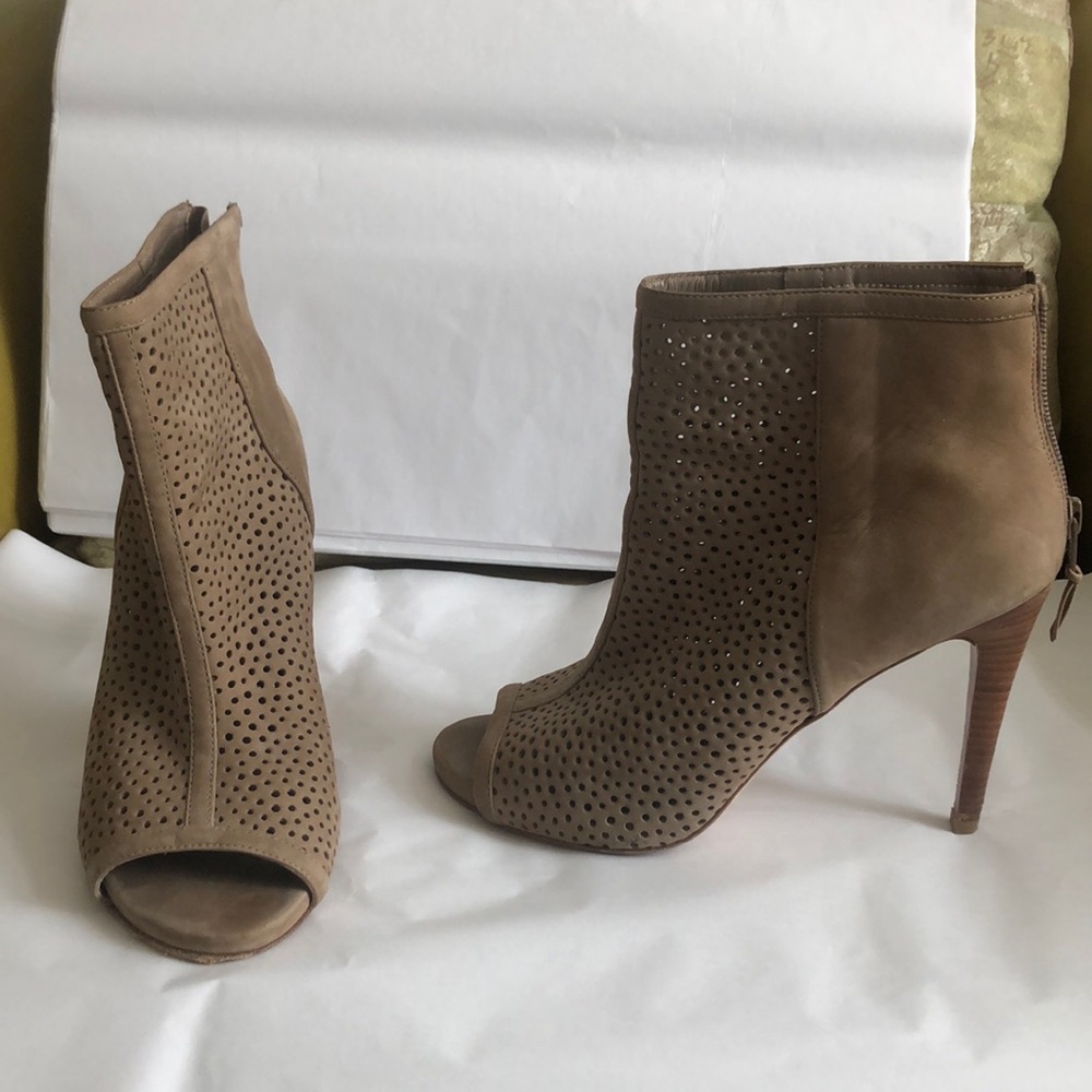 Stuart Weitzman tan suede low boots
